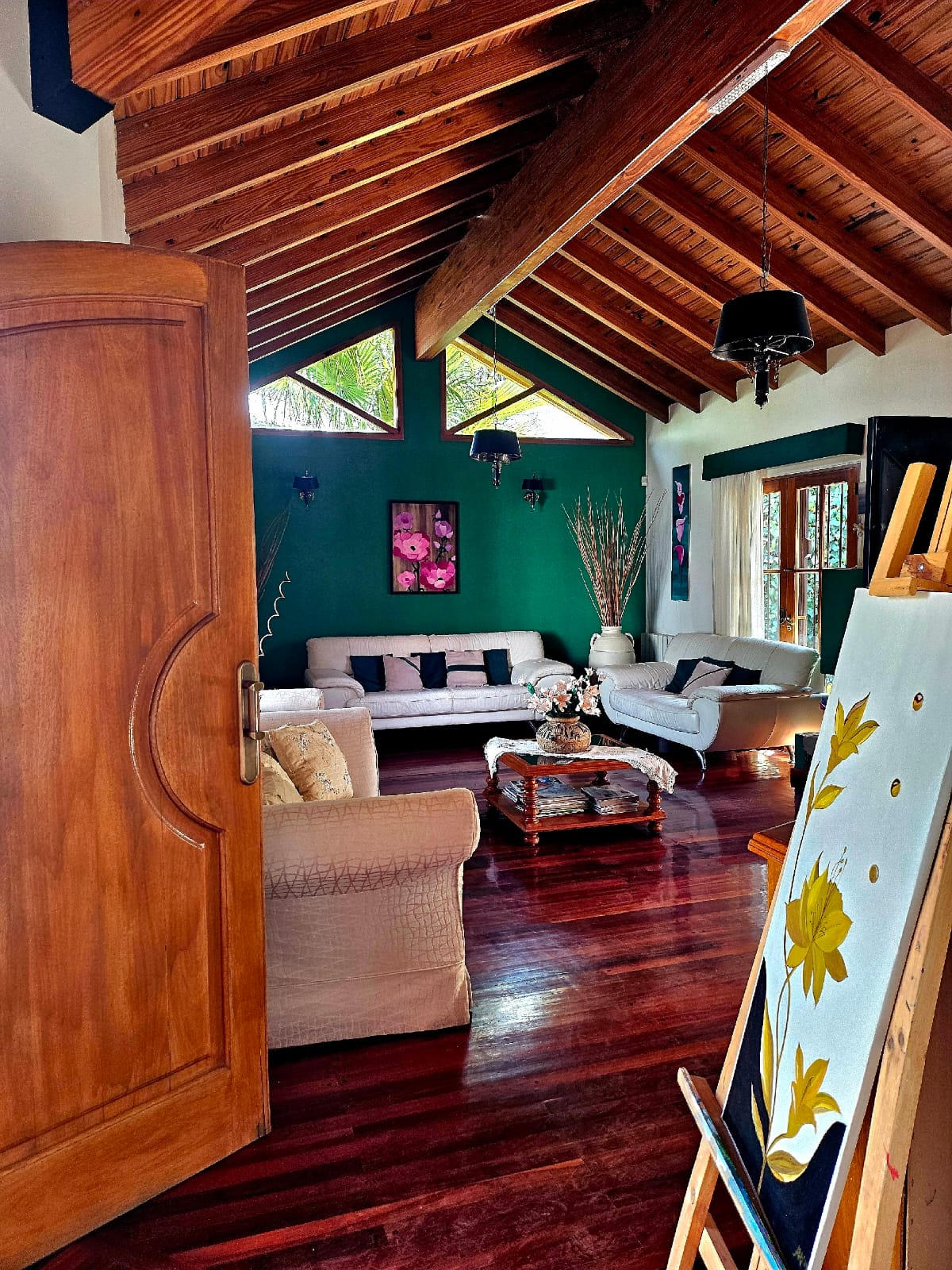 Sala de estar principal del geriátrico Dharma Infinito